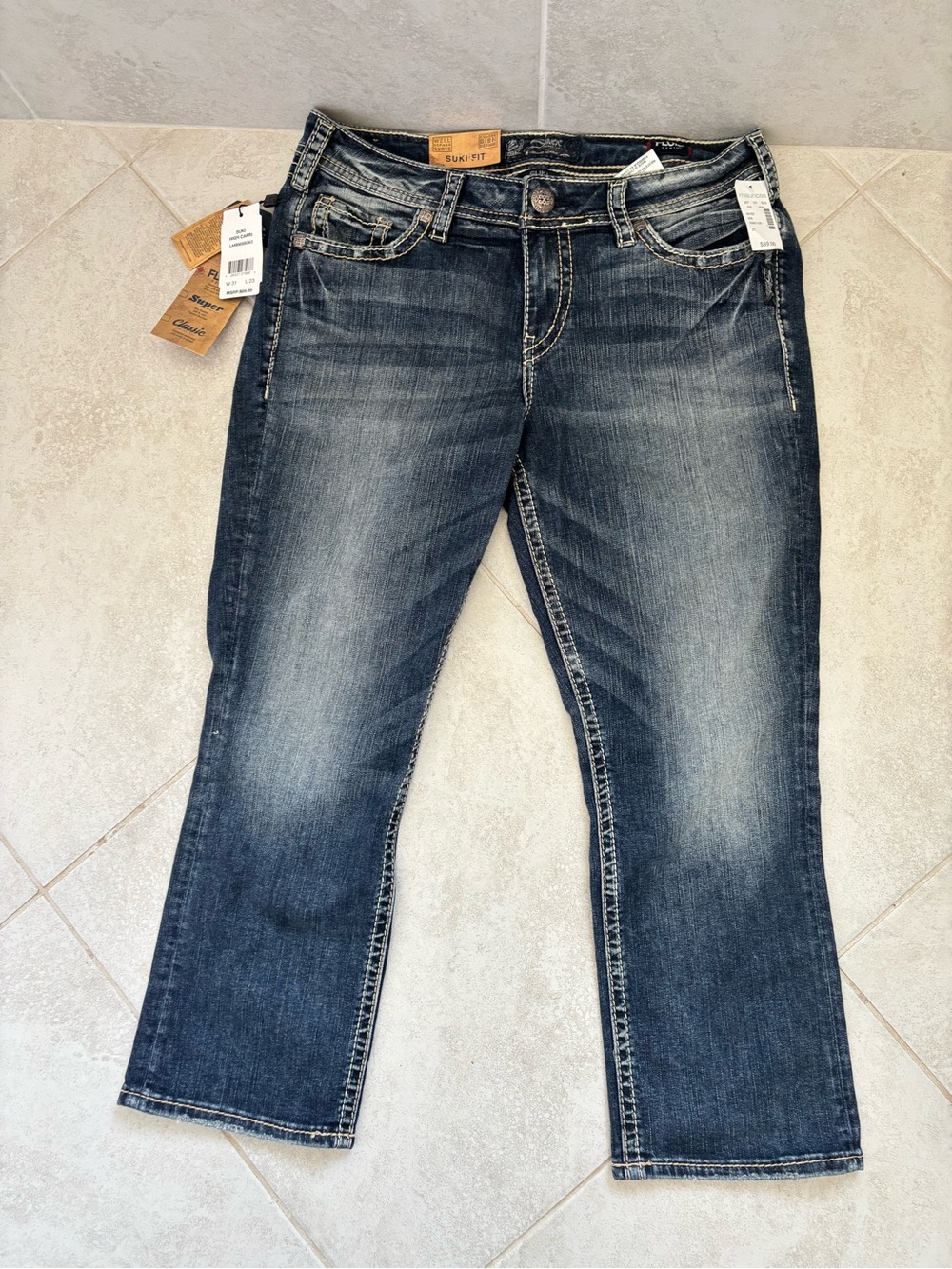 NWT Silver Jeans Co Suki Mid Rise Capri Jeans Fluid Embroidered Flap Pocket.